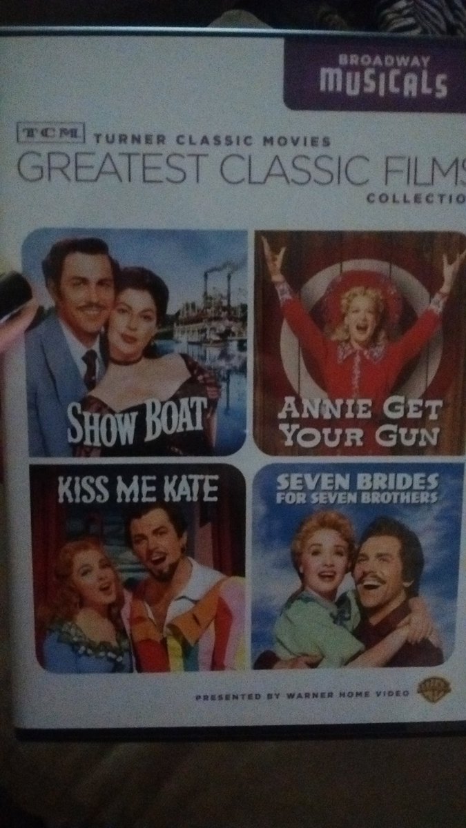 theatrechick18's tweet photo. My sis gets me. #cmasgift https://t.co/aXrerFJ4Zn