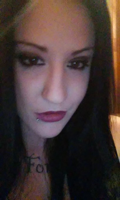 Your Demon Queen has started 2016 very well. 😘 https://t.co/HnWWCttwGx