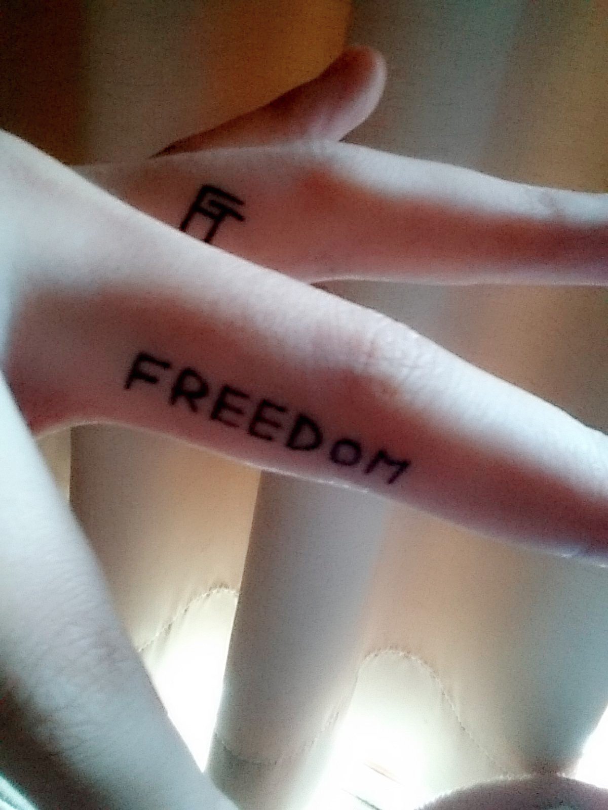 ポミ 0712進撃 En Twitter 位置違うけどfreedomとftを指に 再生ボタンてきなのを手首に最近使っていないアイラインでかいたってだけの話 まじでタトゥー入れたい笑 ホンギ タトゥー T Co Xyplbjzsij