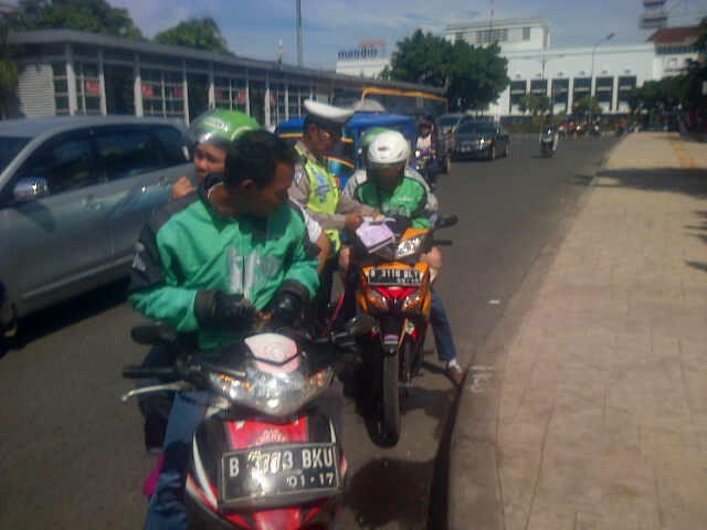 12.03 Penindakan dgn Tilang terhadap pemotor yg masuk jalur BusTranJ di. Jl Lada dpn Halte TransJ Kota
