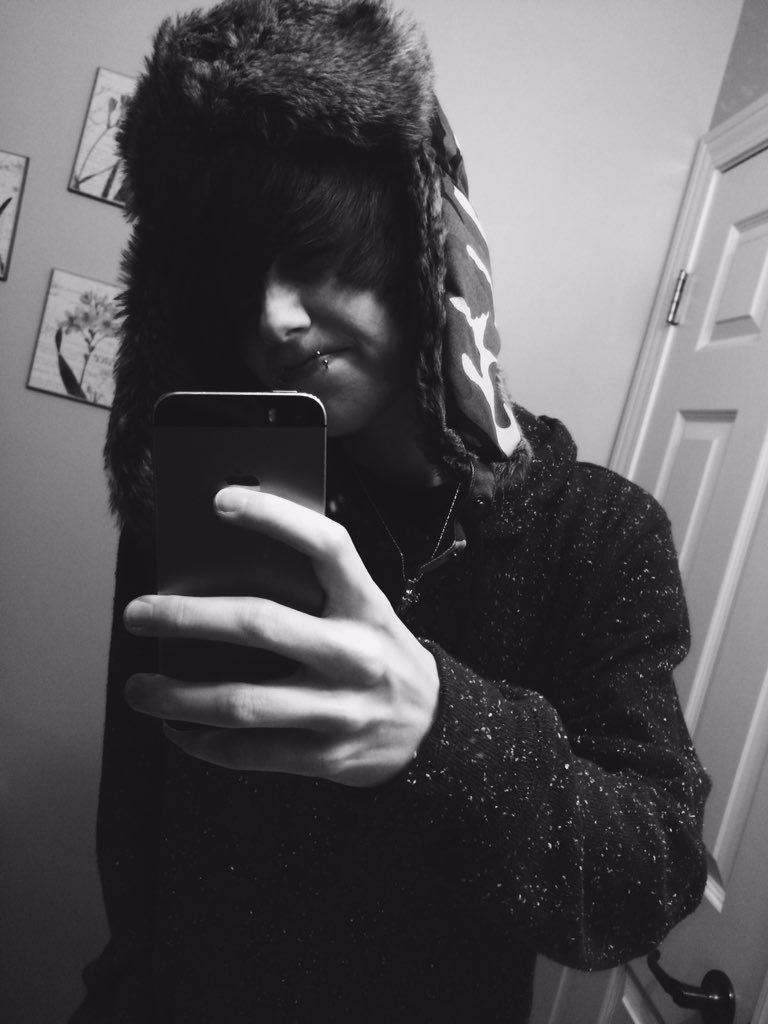 lukewaale's tweet photo. I like my new hat 🤖🎩 https://t.co/Dp3uV6N451