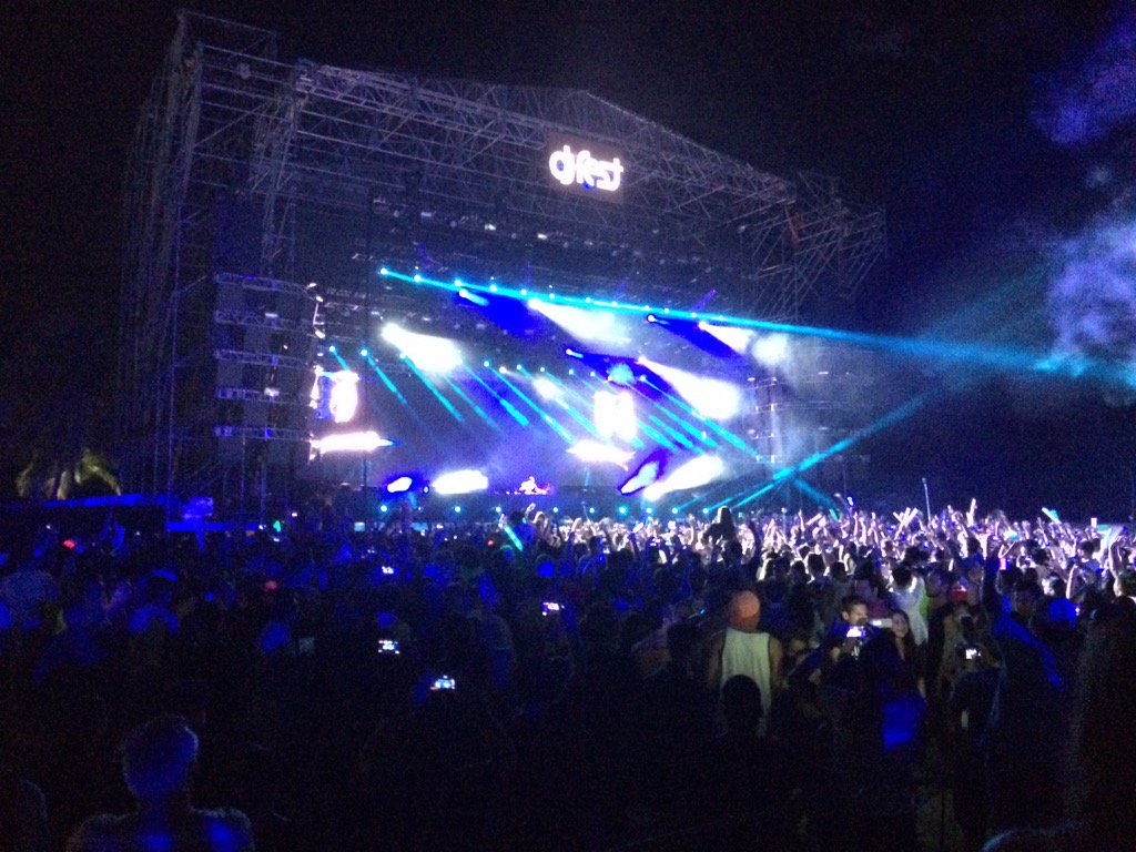 licnahimcal's tweet photo. En lo mejor #DJFest2016 en @MamitasBeach @HARDWELL @rivmaya @QuienTVCancun https://t.co/DYiwkQv5i3