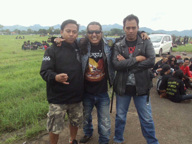 Cushardi's tweet photo. Death yellow, kill the king, COPs https://t.co/WeaVmCApYw