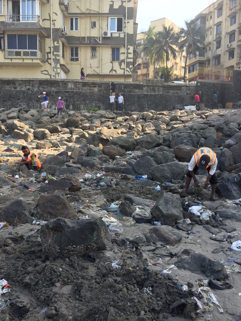 neenakulkarni's tweet photo. #CleanMahimBeach drive a success! This is the beginning! Maintenance drive continues thnx @starneelima @Tv9marathi https://t.co/zhHYHah7hC