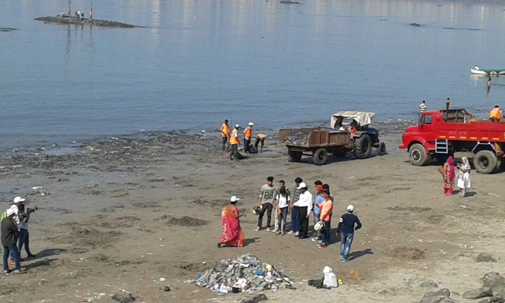 SohaaWrites's tweet photo. A clean mahim beach ! Successful mission. #CleanMahimBeach #makarandsocietymahim https://t.co/2ybwiqNkob