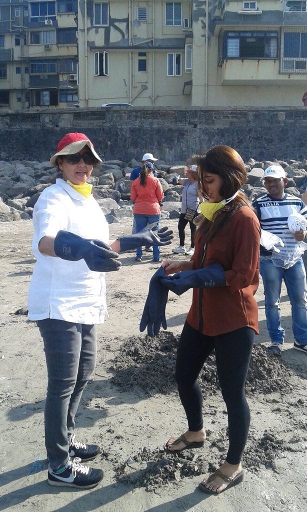 SohaaWrites's tweet photo. #CleanMahimBeach Drive success. Thank you @MiLOKMAT @ibnlokmattv @Tv9marathi https://t.co/FL94b1nT2q