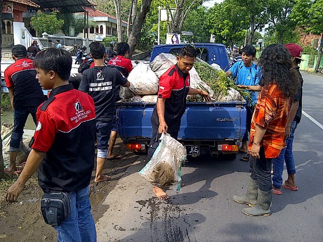atho_januariku's tweet photo. Sebelum #DonorDarahOi temen2 @OrmasOi @oi_cirebon melakukan #Goigreen @BPWOiJAWABARAT @BPP_OrmasOi @iwanfals https://t.co/hTlibSP9Xl
