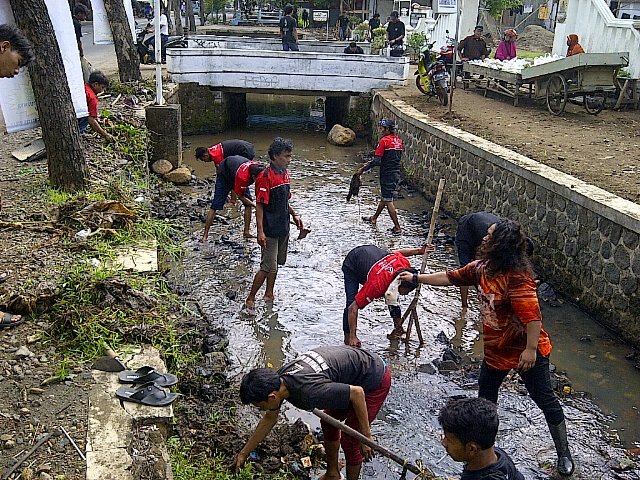 atho_januariku's tweet photo. Sebelum #DonorDarahOi temen2 @OrmasOi @oi_cirebon melakukan #Goigreen @BPWOiJAWABARAT @BPP_OrmasOi @iwanfals https://t.co/fgWvN5tQhF