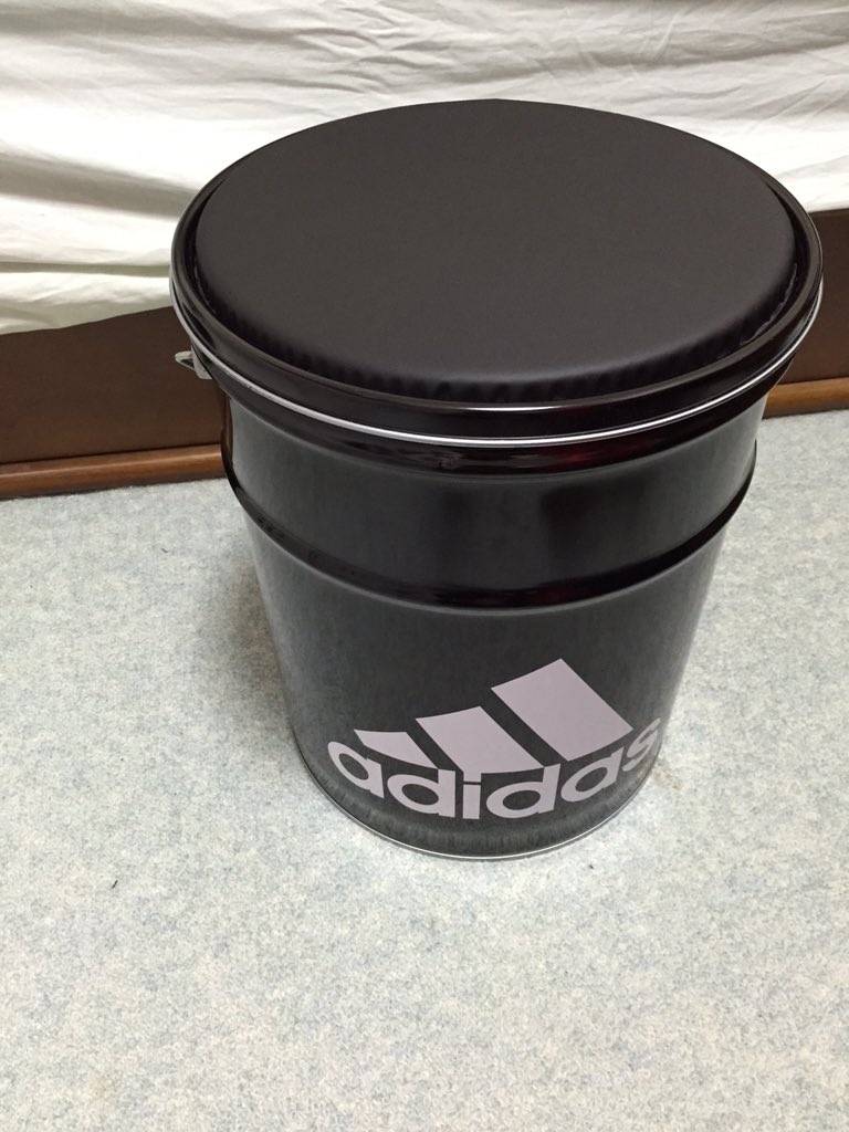 おっくーだいらさん アウトレットでアディ缶っていうadidasの福袋が1万円で売ってたから買ってきた すると 上下セットのジャージ2組に短パンとインナー 総額3万円近くの物が入っててやったぜ T Co Dis511b65o