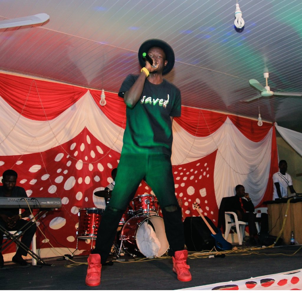 CharlzDogo's tweet image. What a way to kick off 2016. Kagoro was turnt. #Stand2016 #YaronDogo