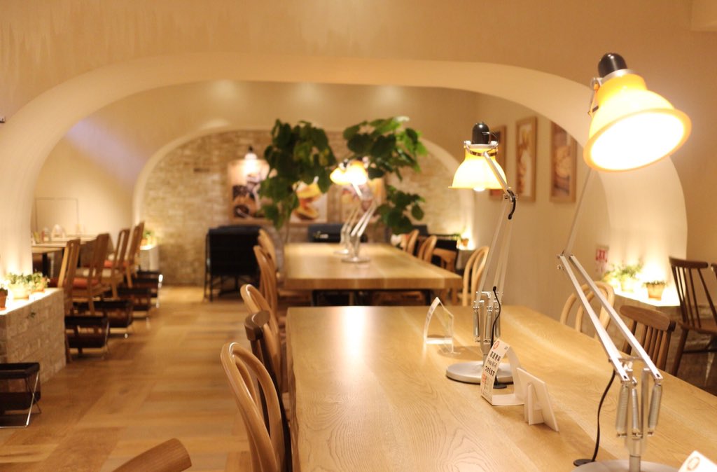 KOBE_U_CAFEBOT's tweet image. ［元町］PABLO元町店
焼きたてチーズタルトの専門店が神戸に出店！
広いカフェスペースで、パブロ初の自家焙煎コーヒーを提供ヽ( °◇°)ノ2階にでかい焙煎機が！
写真は一口サイズのPABLOmini(コーヒーとセットで500円！)