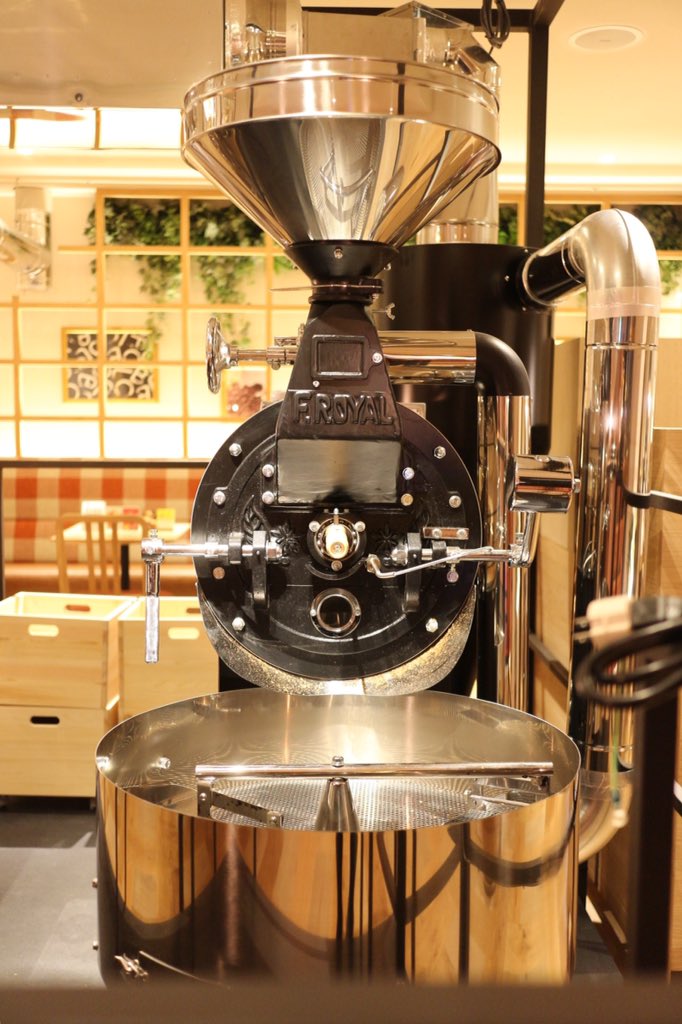 KOBE_U_CAFEBOT's tweet image. ［元町］PABLO元町店
焼きたてチーズタルトの専門店が神戸に出店！
広いカフェスペースで、パブロ初の自家焙煎コーヒーを提供ヽ( °◇°)ノ2階にでかい焙煎機が！
写真は一口サイズのPABLOmini(コーヒーとセットで500円！)