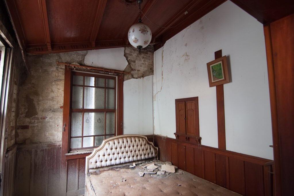 そうく 隠された廃洋館 某地方の隠れた場所に存在し 洋館 のなかにはいくつもの隠し部屋と思わしき部屋が存在する 01年頃まで使用されていた形跡が残っており 4階層から成る洋館の内部は相当に複雑な構造となっている 写真 廃墟 T Co そうく 隠された廃洋館 某地方の隠れた場所に存在し 洋館 のなかにはいくつもの隠し部屋と思わしき部屋が存在する 01年頃まで使用されていた形跡が残っており 4階層から成る洋館の内部は相当に複雑な構造となっている 写真 廃墟 T Co