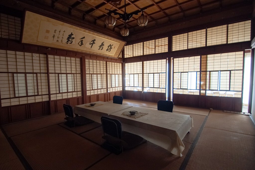 そうく 隠された廃洋館 某地方の隠れた場所に存在し 洋館のなかにはいくつもの隠し部屋と思わしき部屋が存在する 01年頃まで使用されていた形跡が残っており 4階層から成る洋館の内部は相当に複雑な構造となっている 写真 廃墟 T Co そうく 隠された廃洋館 某地方の隠れた場所に存在し 洋館のなかにはいくつもの隠し部屋と思わしき部屋が存在する 01年頃まで使用されていた形跡が残っており 4階層から成る洋館の内部は相当に複雑な構造となっている 写真 廃墟 T Co