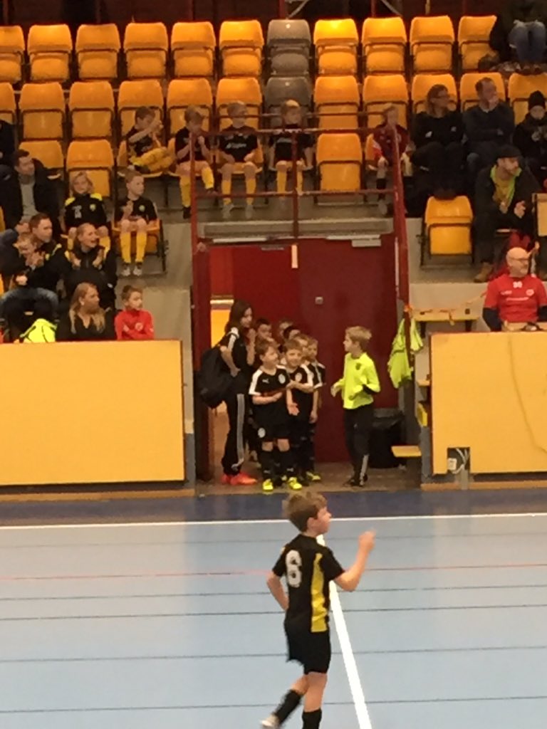 rmssgif's tweet image. P07/08 väntar nervöst på sin första match. 
#p07/08barometerncup