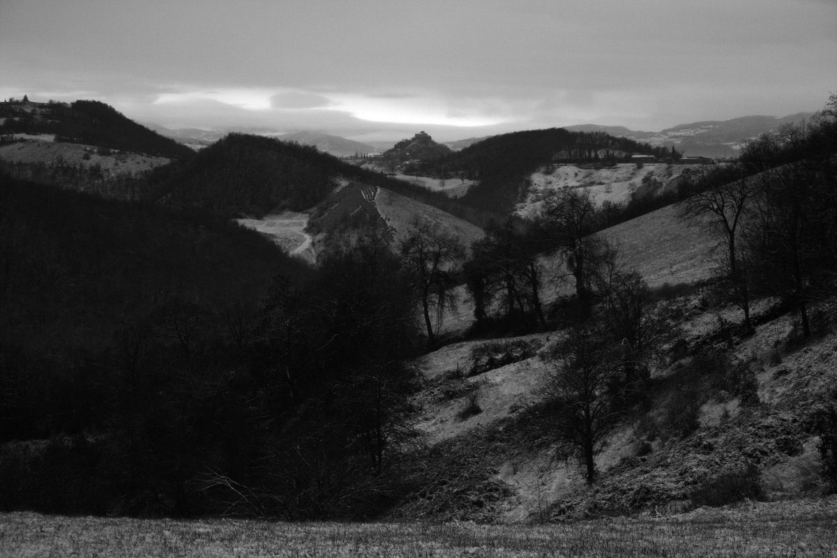 visitRE's tweet photo. Dopo la #neve, il #castello di #Rossena e l'#Appennino in uno scenario senza tempo | #visitRE #ReggioEmilia #Matilde https://t.co/O0e5X3Tvhq