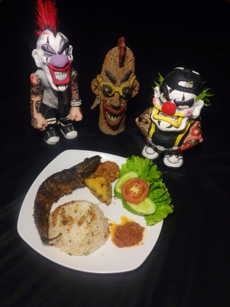 Rasakan sensasi kelezatan "Lele Crunchy" dan teman2 nya(tempe,gorengan,lalab,sambel) hanya di #Tendasirkus