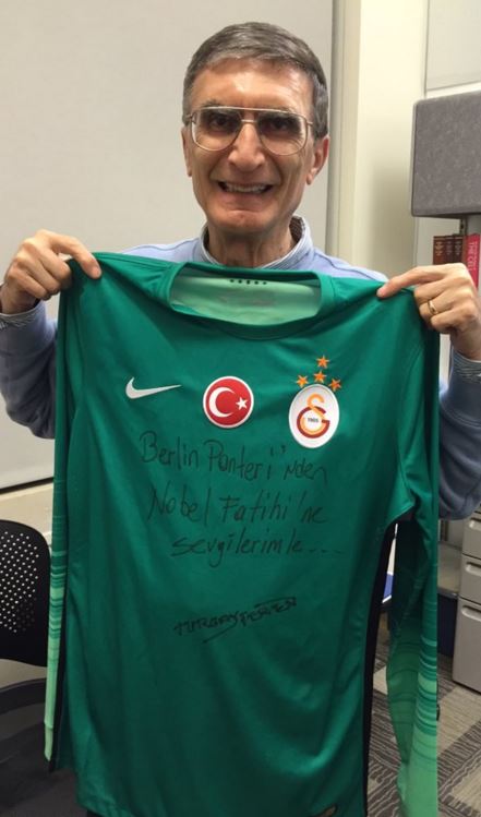 Aziz Sancar: Kendimi Bildim Bileli Galatasaraylıyım galatasaray.org/haber/galatasa…
