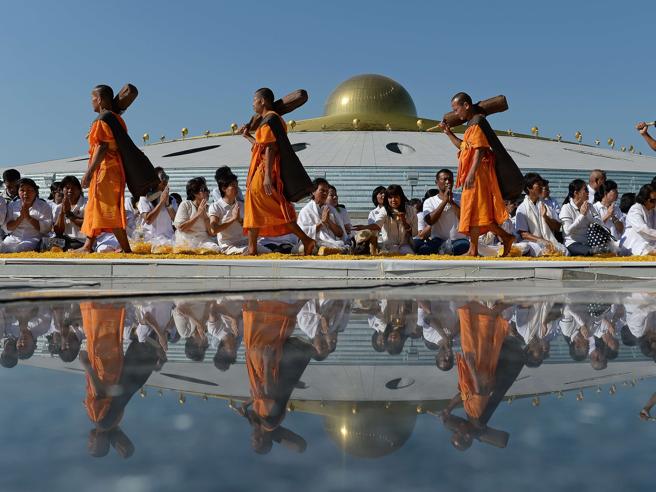 Corriere's tweet photo. Monaci buddisti Dhammakaya in  marcia al tempio a forma di ufo https://t.co/yyFAMuOVP0 https://t.co/8GEVdeJG5d