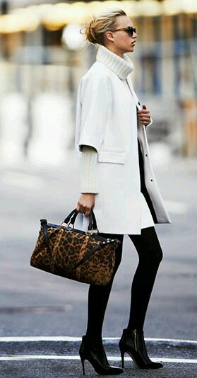 chiceoapp's tweet photo. Con un look elegante pero sencillo, con el blanco como protagonista, terminamos la semana #moda https://t.co/gZVqoV3bXM