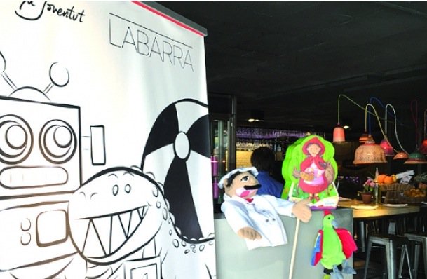 El restaurant <a href="/labarratapasbar/">Labarra Tapas Bar</a> entrega 104 joguines per a <a href="/CreuRojaCAT/">Creu Roja Catalunya</a>  ow.ly/WyFpV #santcugat