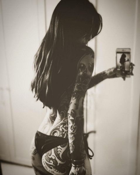 Cande Tinelli mostró sus tatuajes y su cuerpo!  ow.ly/Wyes1