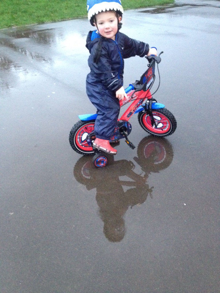GarethEvans1979's tweet image. The little man enjoying a lap or two of the local park #norainnogain #puddlefun