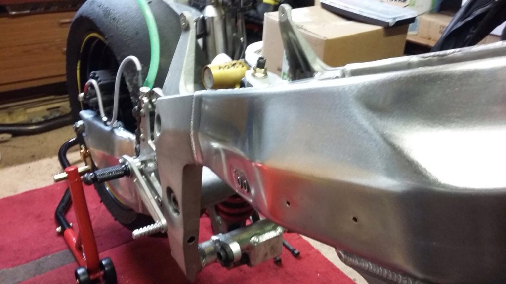 TeamSeventyOne's tweet photo. Artistry in alloy! The #zx7r frame now #backtometal #factoryfinish and #engineready for #goldenerasuperbikes 2016 https://t.co/oXeX96Td1R