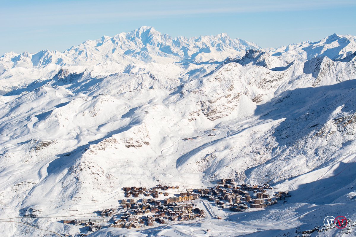 Val_Tho's tweet image. Soleil ce matin ☀ + neige fraiche ❄️ + pistes superbement damées ! 👌 Photo prise depuis la Cime Caron ce matin.