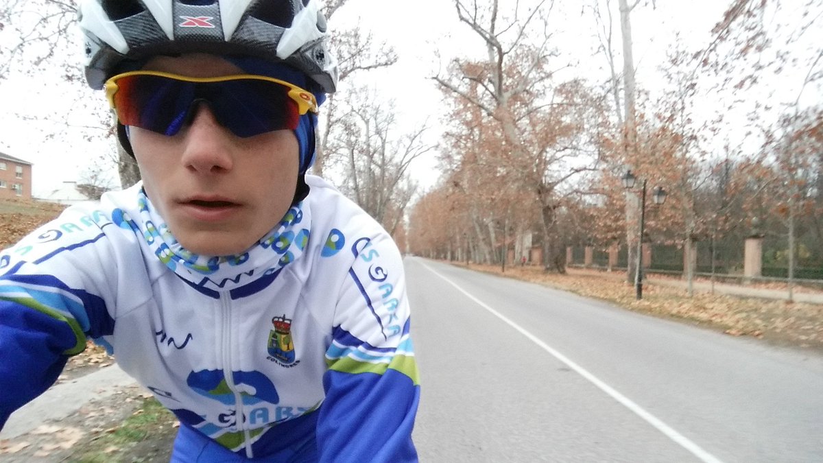 albertoserranus's tweet photo. ¡Salvando días de entreno! ☔🌚  #Disgarsa #CCColindres https://t.co/4vWDGfPP7G