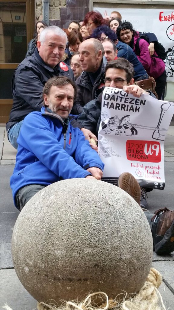 SareErandio's tweet photo. #HarriakMugitu.ko ditugu Presoak ekarriko ditugu! @sare_herritarra #U9Bilbora https://t.co/rx6YiHySjV