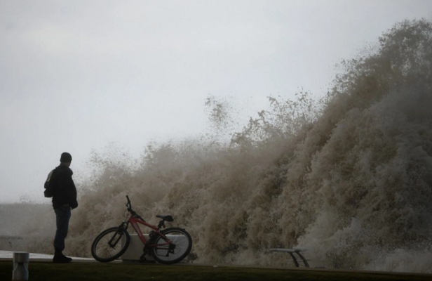 washingtonpost's tweet photo. Record flooding in the UK is just the latest symptom of both El Nino and climate change https://t.co/HfdwdgxAxg https://t.co/FVi8OkuLpO