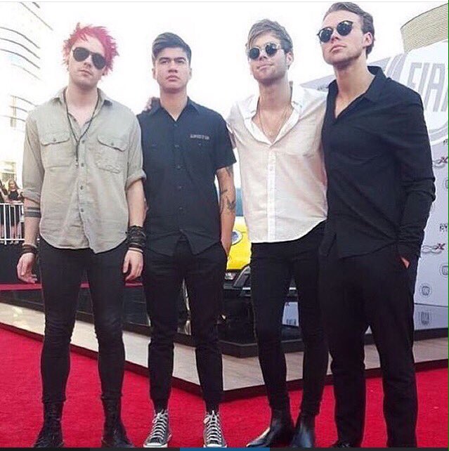 5SOSIndonesia's tweet image. Thank you @netmediatama for 5SOS at the #AMAs2015OnNET! 😆👍🏻
