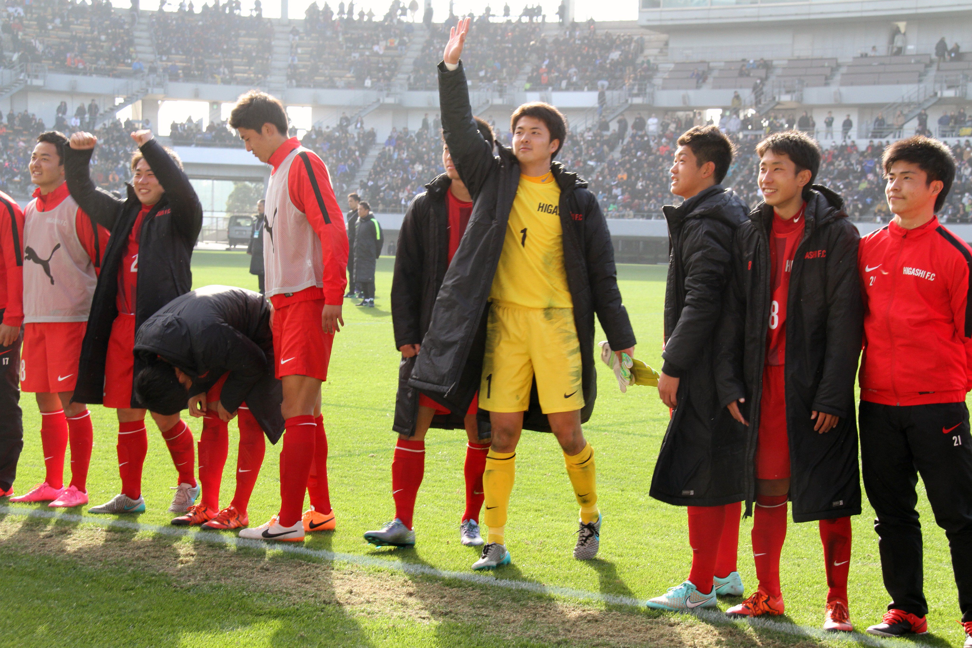 赤い彗星 東福岡高校サッカー 写真館 第94回全国高校サッカー選手権大会 ３回戦 東福岡 市立船橋 超満員の観客を魅了した試合は インハイに続いてpk戦で東福岡が市船に勝利 ベスト８に進出 続きの画像は T Co Qx74hfo7nr T