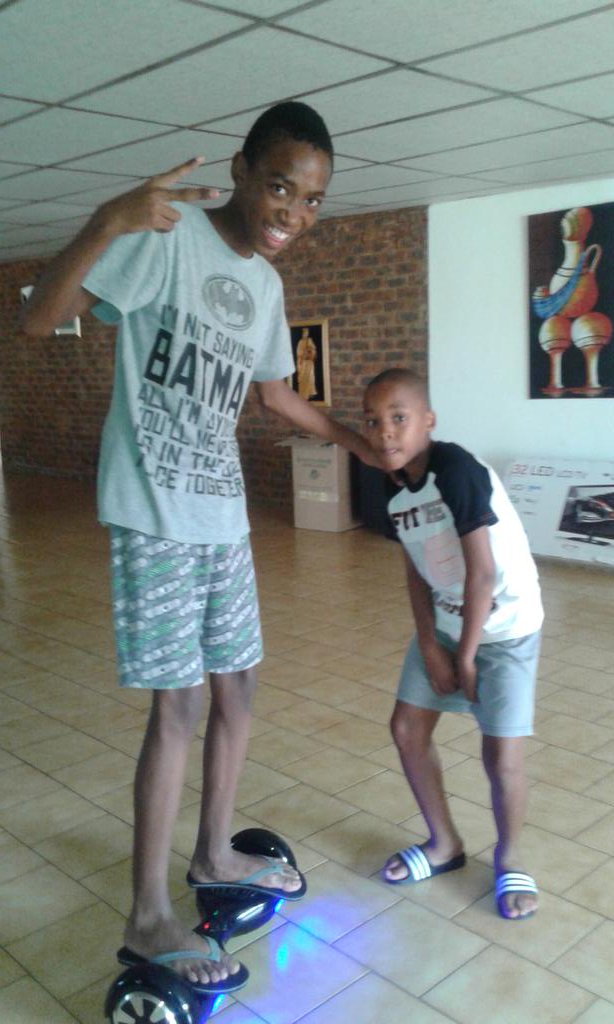 TmTshegofatso's tweet photo. Having fun with my cuz on the sky board  #ChilledOutMorning https://t.co/Nxj8MFSCYZ