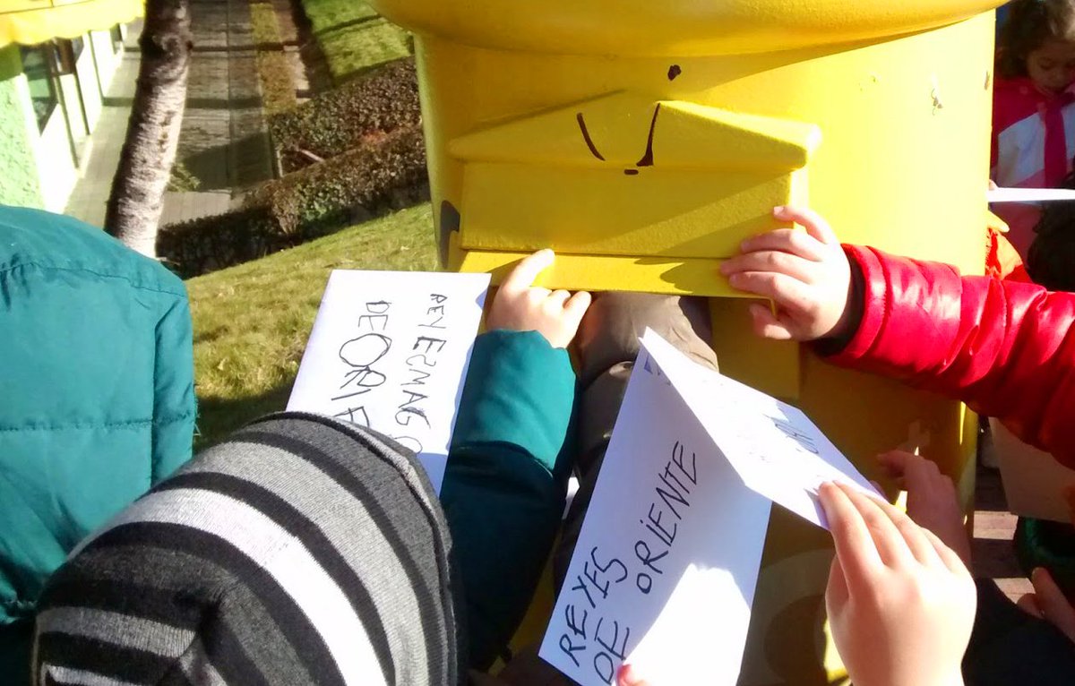 ReyesMagos's tweet photo. Si aún no has enviado la carta, ¡busca un buzón amarillo! Los amigos de Correos nos la harán llegar a tiempo. 👑👑👑 https://t.co/WbOUtr1l3v