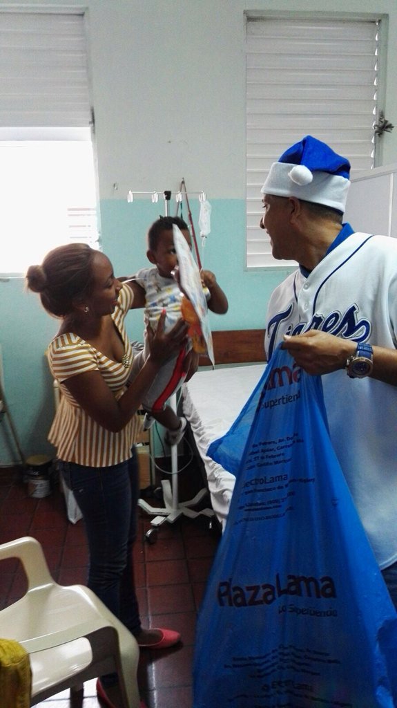Hoy estamos en el Hospital Materno Infantil Santo Socorro,regalando juguetes a los niños con motivo del dia de Reyes