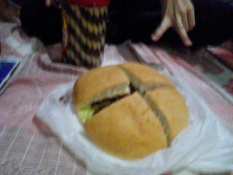 heyprilers's tweet photo. Isang duper beef burger? Kayang kaya kitang ubusin mag isa e. Sarap kaya ng kalburgers XD  sulit sa meryenda yun https://t.co/ottgJiwJ2B