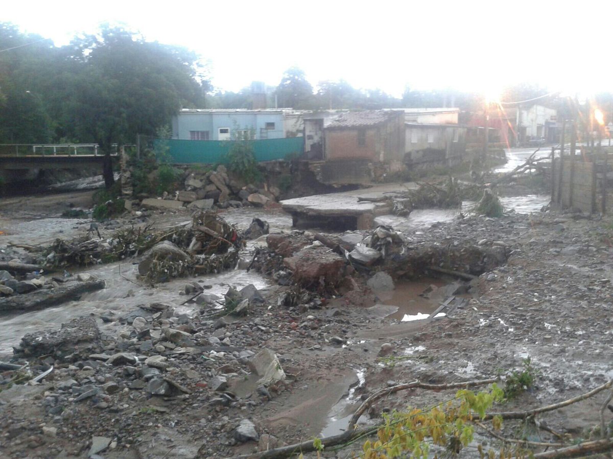 RadioNativaUnq's tweet photo. Sólo están transitables puente de #Forchieri y #CasadelNiño. Foto del #Vado de Estela. https://t.co/3wGCw2B9xX