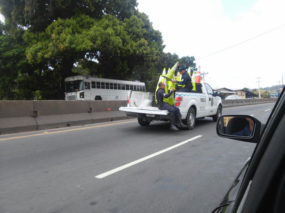 policiadepanama's tweet photo. En minutos dará inicio la inversión de carriles desde el interior de la República.  #Feliz2016PN https://t.co/jkXjTBygS2