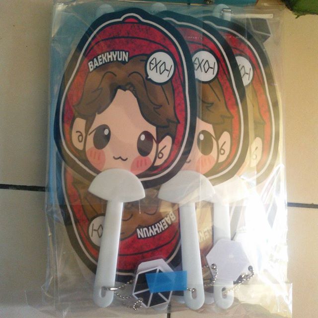 tenstarshop's tweet photo. [READY STOCK] Kipas karakter EXO Rp 35.000 ✉ 0812.8265.4637 
line ID : FBG3250G https://t.co/pu4SPRfWOO