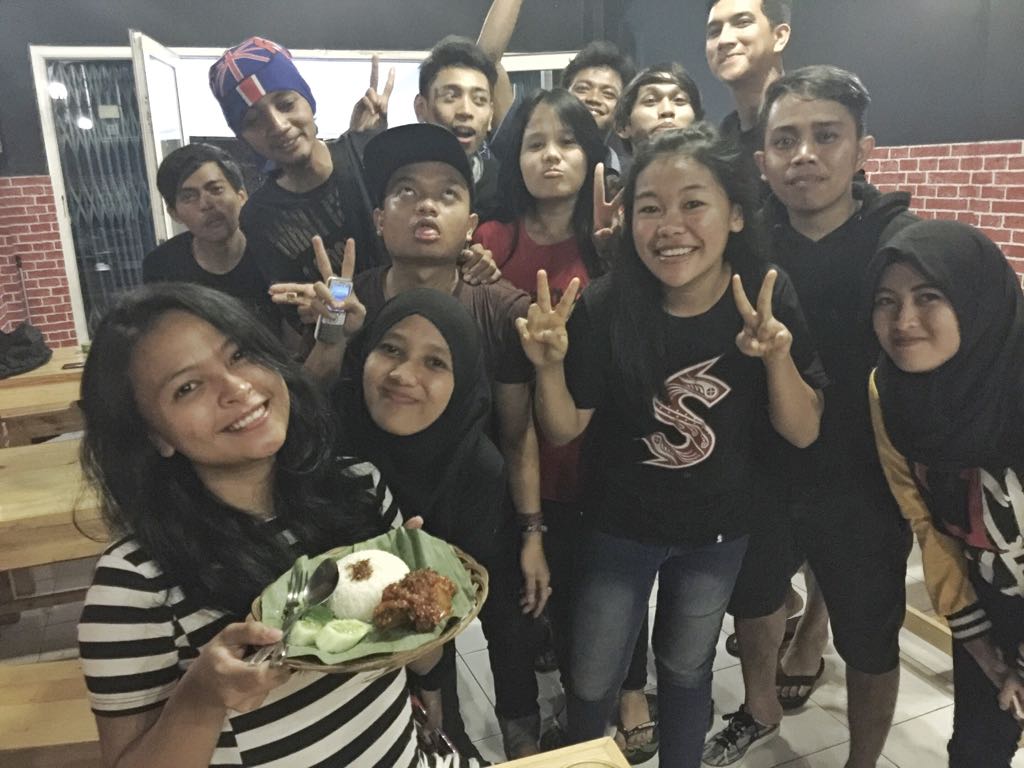 Wahhh, rame ada <a href="/kerabatJakarta_/">Kerabat Jakarta</a> datang ke depot! Selamat menikmati jotosannya. Eh ada mba <a href="/tantrikotak/">Tantrisyalindri</a> juga!