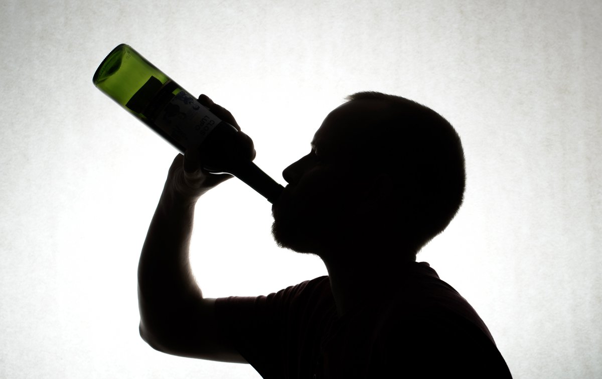 пьющий подросток. алкоголь. алкоголь и молодежь. алкоголизм. памятка алкоголизм.