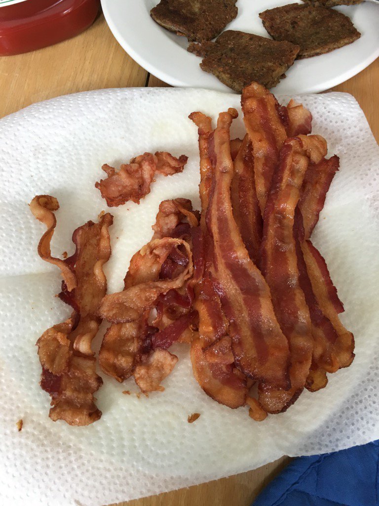 RLoo42's tweet photo. Bacon on the left @SmithfieldBrand bacon on the right @BJsWholesale. You can be the judge of who to buy. #fattybacon https://t.co/rpLbwvbSo6