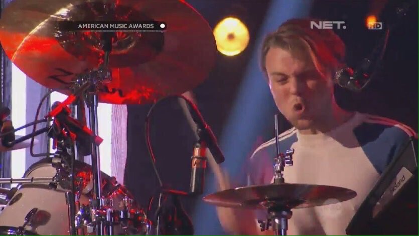 putradwimirza's tweet image. Thx a lot!😁 @netmediatama #AMAs2015OnNET