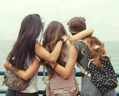 три подружки. три подруги раздумывают. подруги. дружба 3 девочек. три подруги.