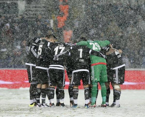 .<a href="/josesosaok/">Jose Sosa</a> en el freezer de Estanbul. 
Por la nieve, no pudo jugarse el Beşiktaş vs. Mersin de la SuperLiga.