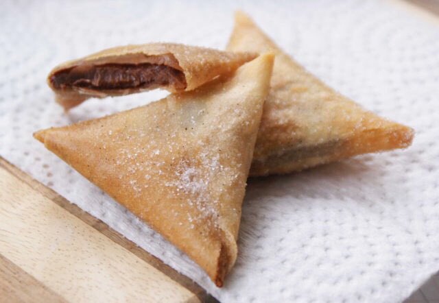 IndianCravings's tweet image. Nutella Samosas with a dash of sugar