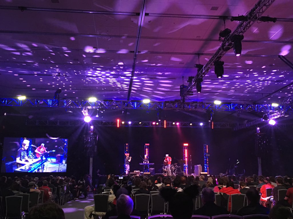 CorvinBirdy's tweet photo. Watching #FCUnleashed with @kiswara while @FoxAmoore and @peppercoyote are playing. #FC2016 https://t.co/kHRqPm1VvL