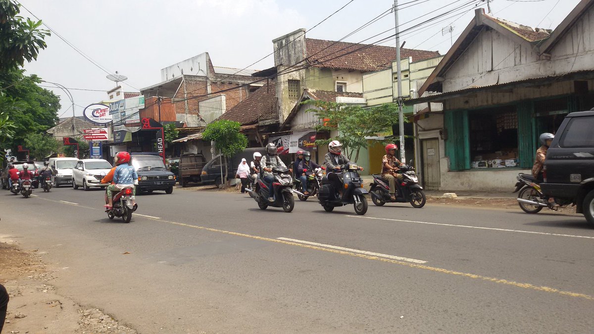 Elsaadcr's tweet photo. Pukul 12.12 WIB Jl. MT Haryono terpantau ramai lancar dan cuaca panas #TrafficMalang #Elsa.M2 @Edunewsfm https://t.co/8DjxJ1E6cx